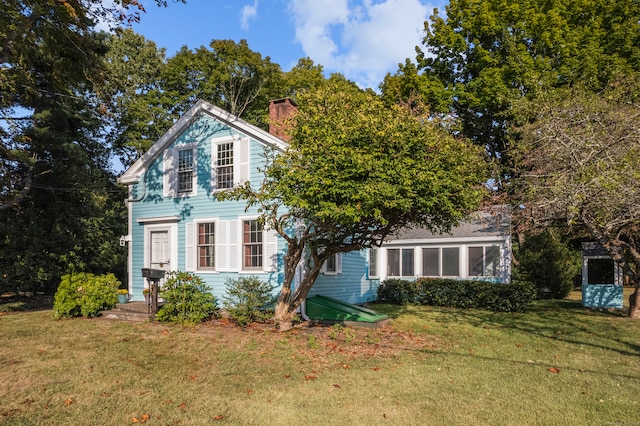 view of front of home featuring a front lawn