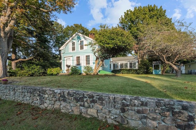 view of front of property featuring a front lawn