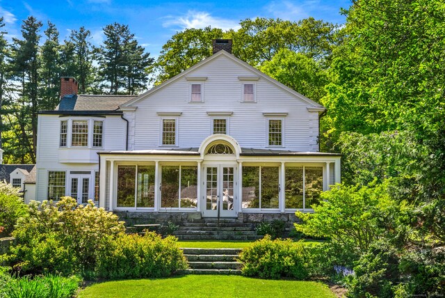 view of front of property featuring a front yard