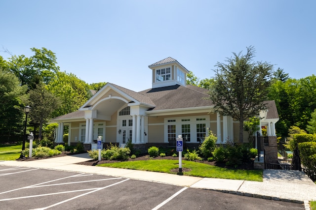 view of front of property with a front yard