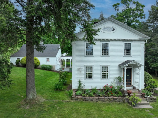 view of front of house featuring a front yard