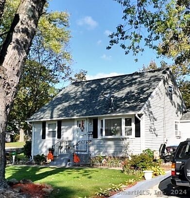 view of front facade with a front lawn