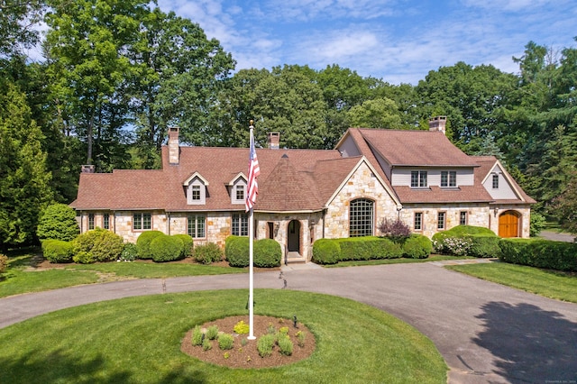 view of front of house featuring a front yard