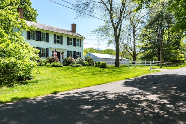 colonial inspired home featuring a front yard