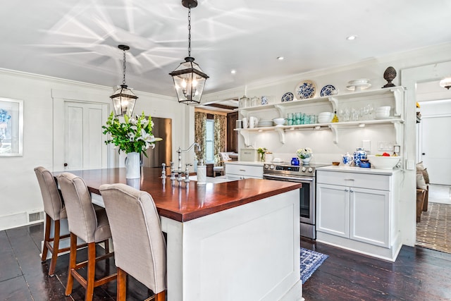 kitchen with stainless steel electric range, crown molding, hanging light fixtures, an island with sink, and dark wood-type flooring