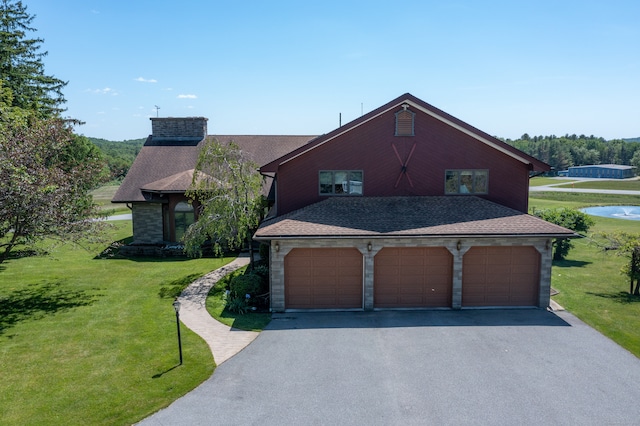 view of front facade featuring a front lawn and a garage