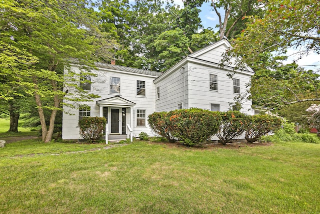 view of front of house featuring a front lawn