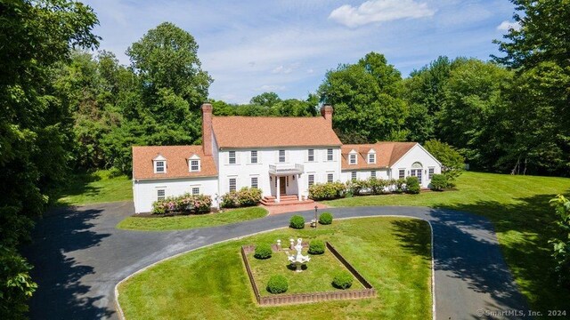 view of front of house featuring a front yard