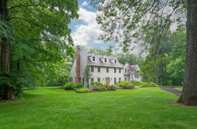 18 Hunters Ridge Rd, Southbury, CT 06488 - view of front of house featuring a chimney and a front yard