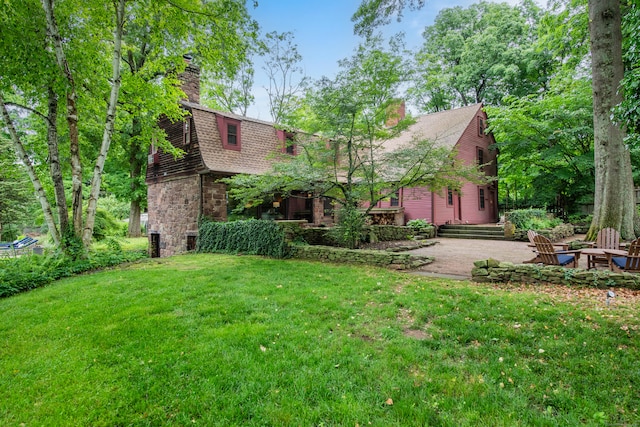 view of yard featuring a patio area