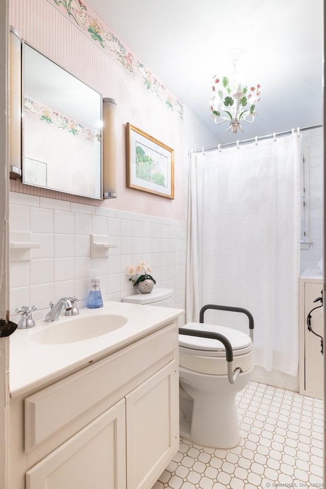 bathroom with a shower with shower curtain, vanity, and toilet