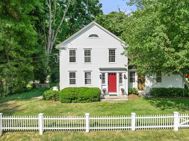 view of front of property featuring a front lawn