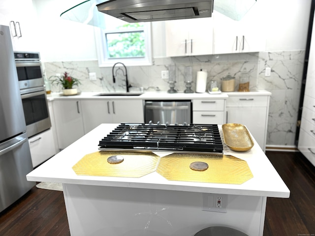 kitchen with stainless steel appliances, tasteful backsplash, sink, and dark wood-type flooring