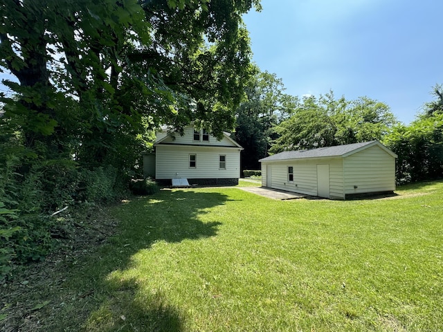 view of yard featuring an outdoor structure