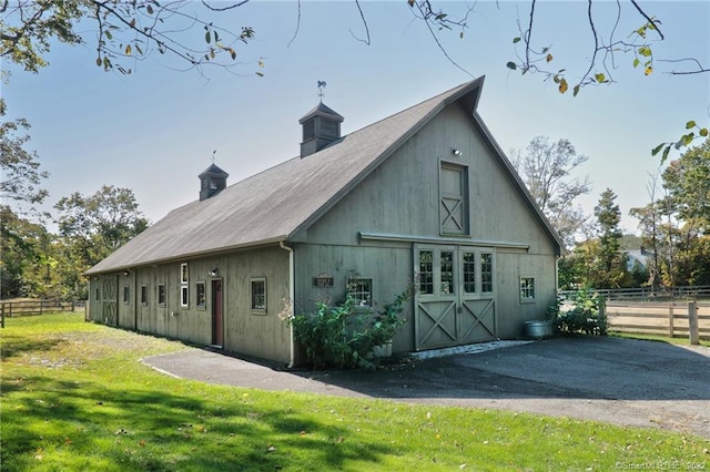 exterior space featuring a lawn