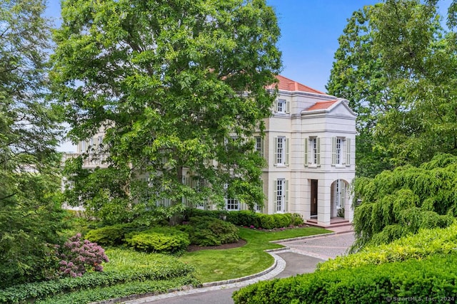 view of front facade featuring a front lawn