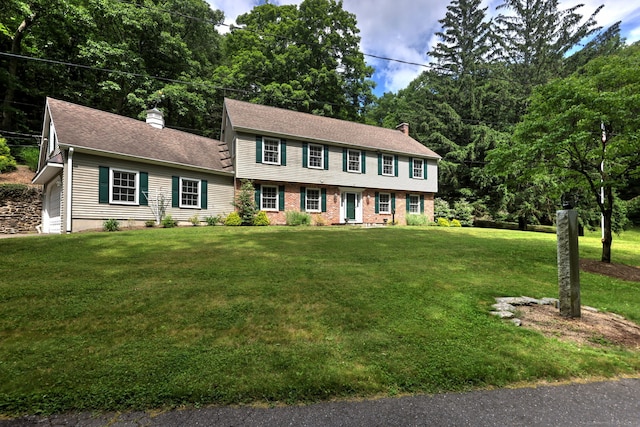 colonial home featuring a front yard