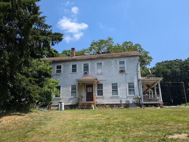 colonial house featuring a front yard