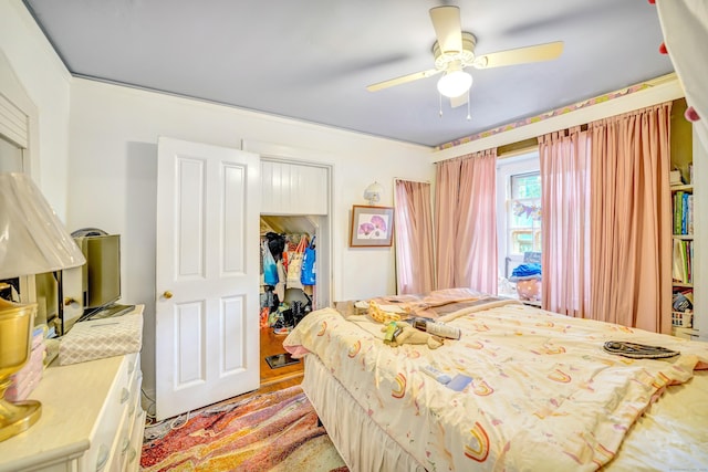 bedroom with light hardwood / wood-style floors, a closet, and ceiling fan