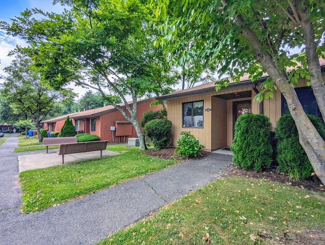 ranch-style home featuring a front lawn