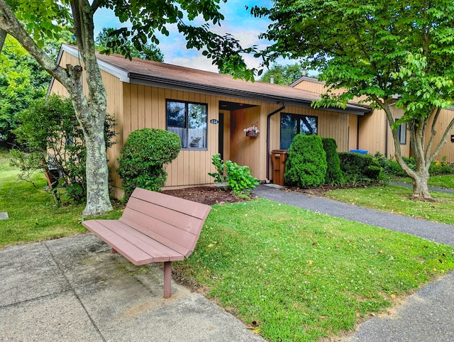 view of front of house featuring a front lawn