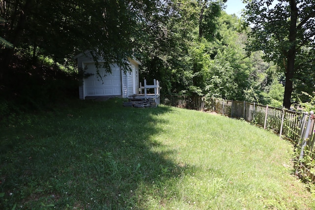 view of yard featuring an outdoor structure