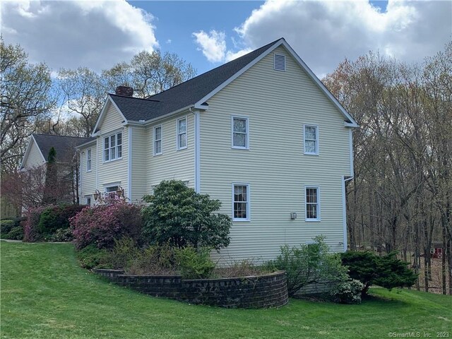 view of side of property featuring a yard