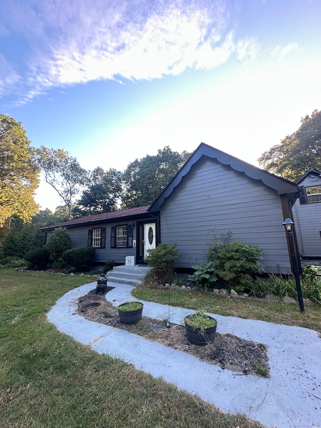 single story home with a front lawn