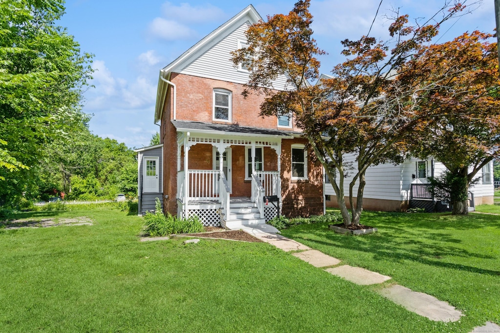 view of front of home featuring a front yard