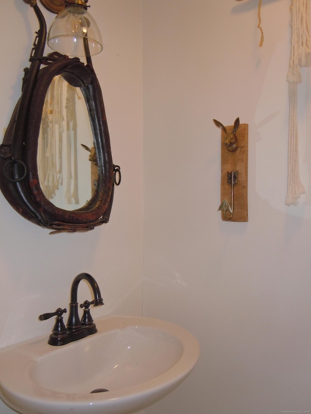 bathroom featuring sink