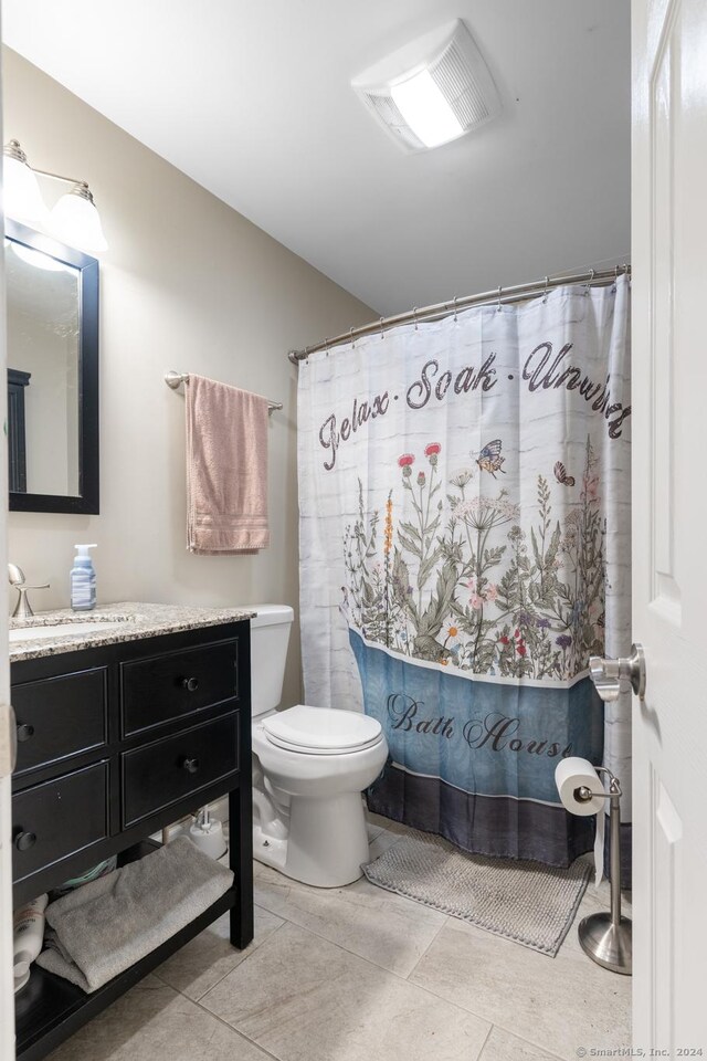 full bathroom with visible vents, toilet, vanity, and a shower with curtain