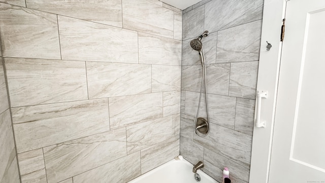 bathroom with tiled shower / bath