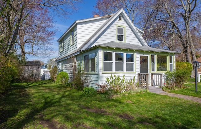 view of front of house featuring a front lawn