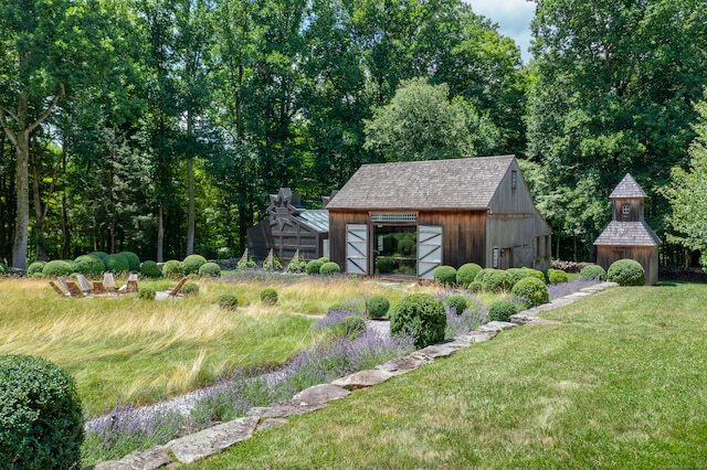 view of yard with an outdoor structure