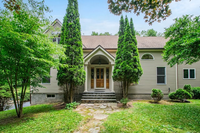 view of front of property featuring a front yard