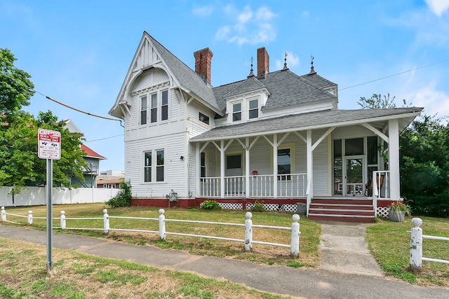 view of front facade featuring a porch and a front yard