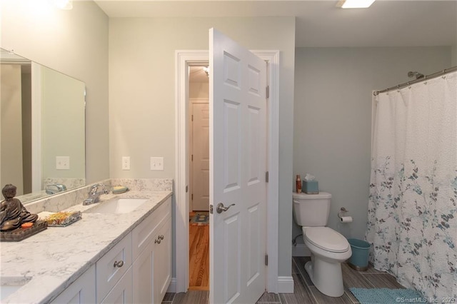 bathroom with a shower with curtain, vanity, and toilet