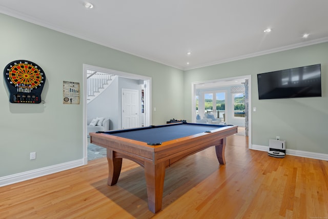 playroom with crown molding, light wood-type flooring, and billiards