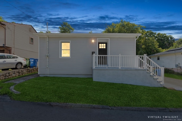 view of front of property featuring a lawn