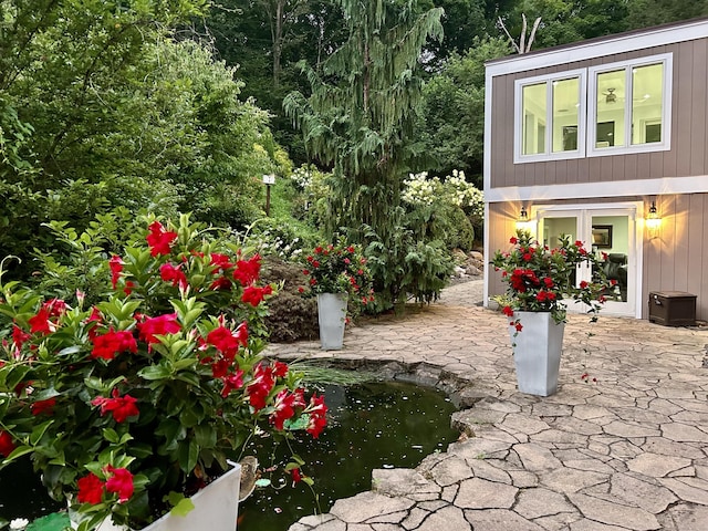 view of yard featuring a patio