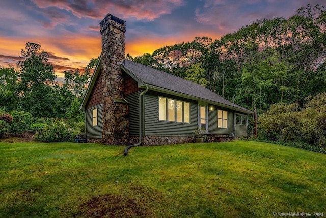 view of front of property featuring a lawn