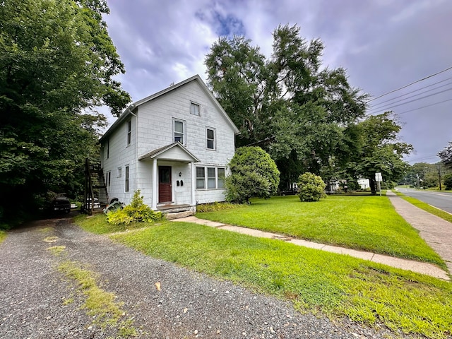 front facade featuring a front lawn