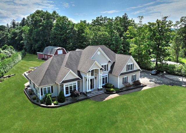 view of front of house featuring a front lawn