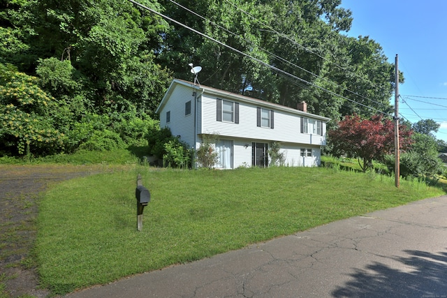 view of front of property featuring a front yard