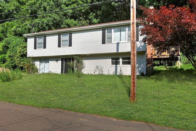 view of front of property featuring a front lawn