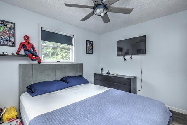 bedroom featuring a textured ceiling, hardwood / wood-style floors, and ceiling fan