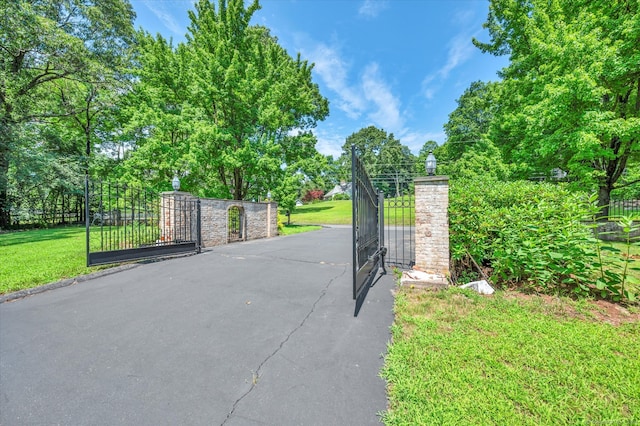 view of gate featuring a lawn