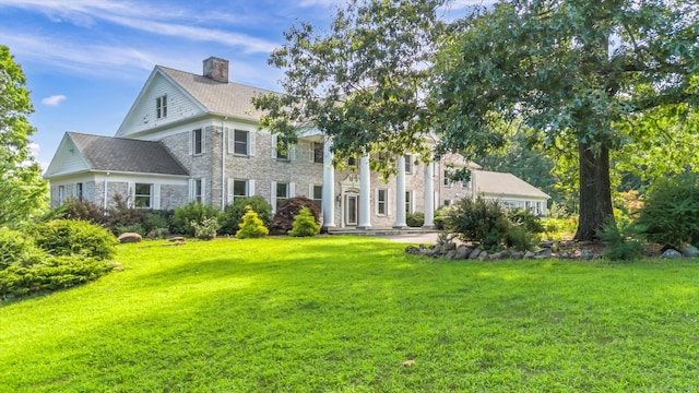 view of front of house featuring a front lawn