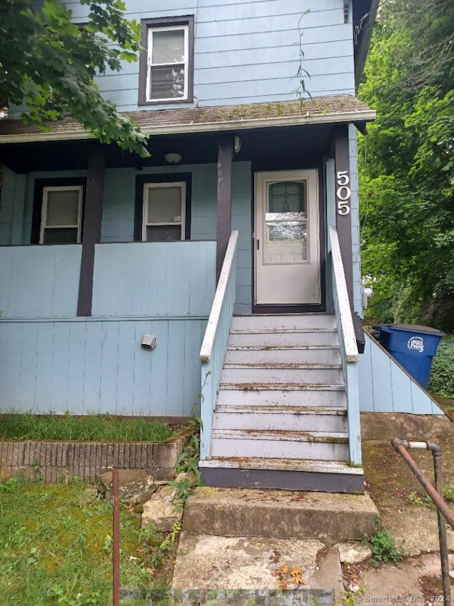 doorway to property with covered porch