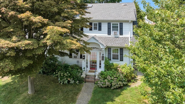 view of front facade with a front yard